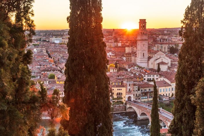 Blick auf Verona beim Sonnenuntergang. Wanderung rund um die Festungen der Stadt