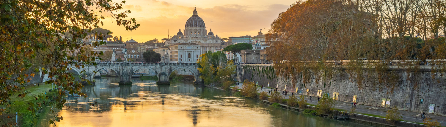 Sonnenuntergang in Rom ueber dem Petersdom mit Tiber Bruecke