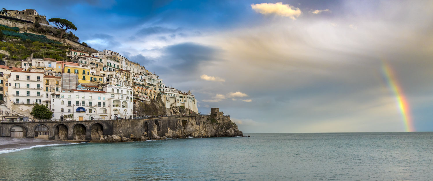 Amalfi in Kampanien, der kleine Hafen mit Regenbogen,