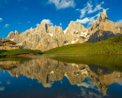 Trentino, Dolomiten, die Pale di San Martino spiegeln sich im See.